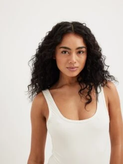 NA-KD Maillots De Bain Une Pièce Bustier Maillot De Bain Femme Blanc Naturel -Lumiere de Bikini Boutique 26277bb6223f77faba1a12be7795cf7e