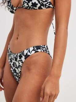 NA-KD Bas De Bikinis Bas De Bikini Femme Noir / Blanc -Lumiere de Bikini Boutique 2bf900f8c4834db402846e8fa9bfb82c