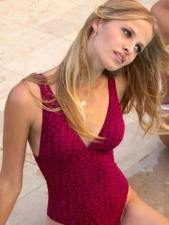 Shiwi Maillots De Bain Une Pièce Triangle Maillot De Bain AMY Femme Violet -Lumiere de Bikini Boutique 62d460db55438b4c1586cd2d910736ec