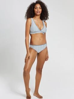 Shiwi Hauts De Bikinis Triangles Triangle Hauts De Bikini Femme Bleu Clair / Blanc -Lumiere de Bikini Boutique 7e56feae46556b08a4b7ea0868783390