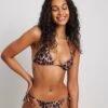 NA-KD Bas De Bikinis Bas De Bikini Femme Mélange De Couleurs -Lumiere de Bikini Boutique a3217f327758a2219a9ea60982ea384e