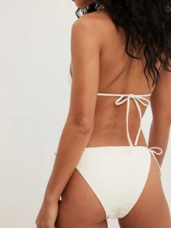 NA-KD Bas De Bikinis Bas De Bikini Femme Blanc -Lumiere de Bikini Boutique c30376f1b6a2fd09f8e0e85b04360987