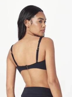Hollister Hauts De Bikinis Avec Armatures Triangle Hauts De Bikini Femme Noir -Lumiere de Bikini Boutique d762ade969968122b2646d515c1aa77b