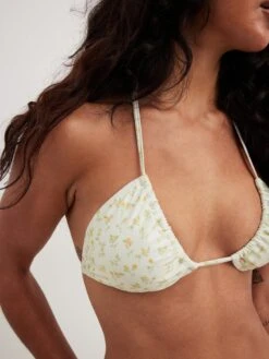 NA-KD Hauts De Bikinis Triangles Triangle Hauts De Bikini Femme Jaune Pastel -Lumiere de Bikini Boutique e8ec27fe8098779971bcae4fa56c5afd