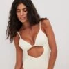 NA-KD Maillots De Bain Une Pièce Triangle Maillot De Bain Femme Blanc -Lumiere de Bikini Boutique e92db73f152982243a7c2cea3fa5470f