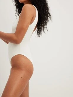 NA-KD Maillots De Bain Une Pièce Bustier Maillot De Bain Femme Blanc Naturel -Lumiere de Bikini Boutique f04a616f9f3db7282aea0b622ffac197